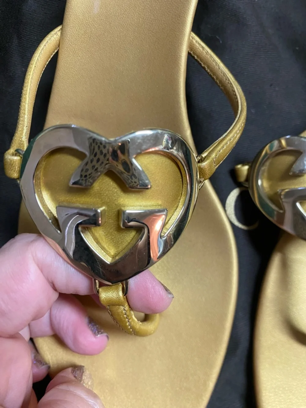 Gucci Heart Interlocking Logo Gold Thong Sandals - Picture 3 of 11